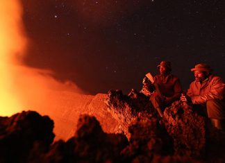 Самое большое озеро лавы на вершине горы Ньирагонго