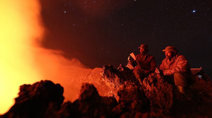 Самое большое озеро лавы на вершине горы Ньирагонго