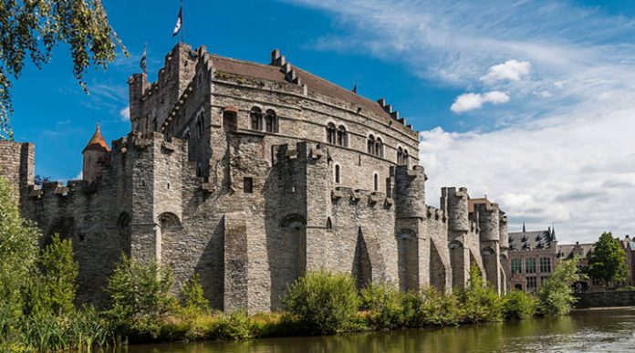 Замок графов Фландрии Гравенстен: самая известная достопримечательность Гента Замок графов Фландрии Гравенстен