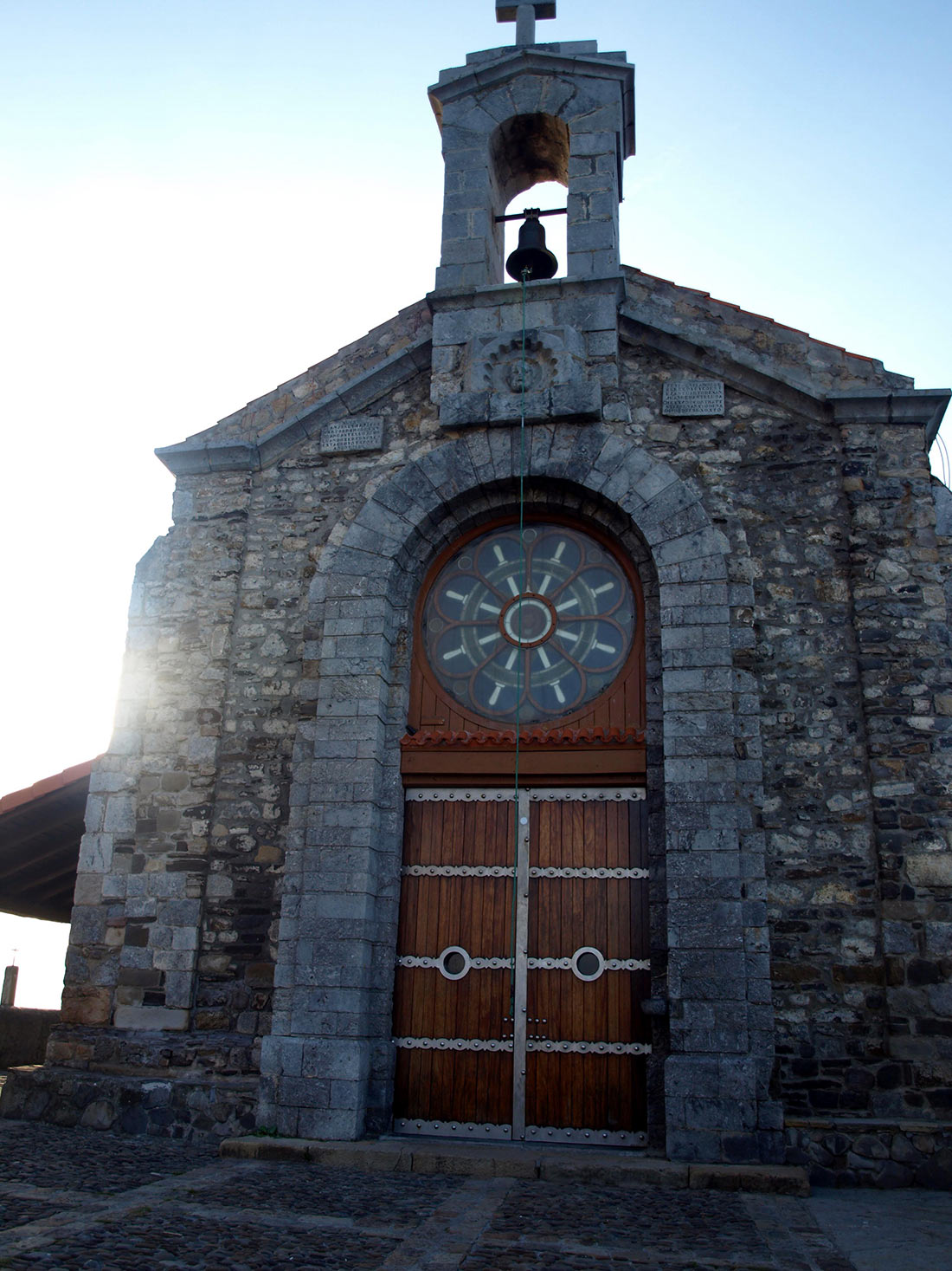Двери часовни Сан-Хуан-де-Гастелугаче