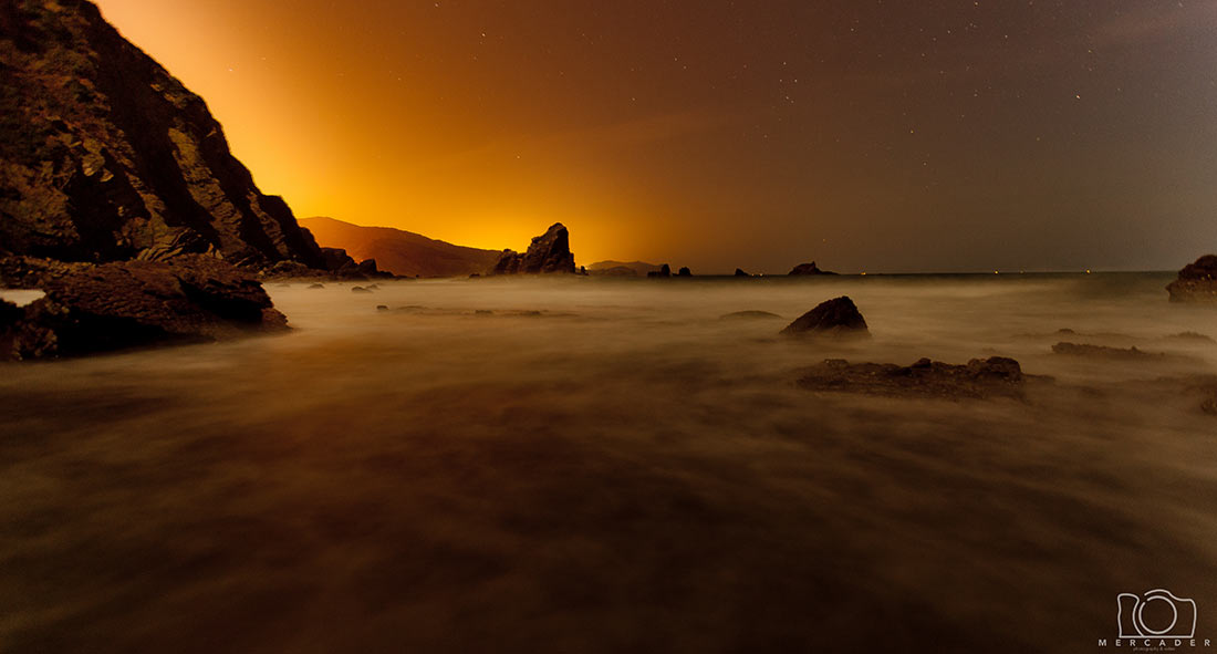 Ночная фотография Бискайского залива возле острова Гастелугаче