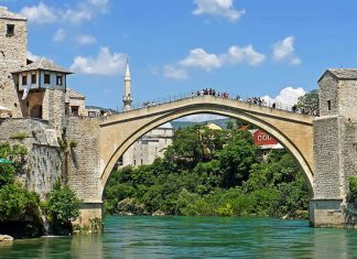 Старый мост в боснийском городе Мостар: один из самых известных мостов Европы