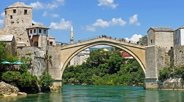 Старый мост в боснийском городе Мостар: один из самых известных мостов Европы