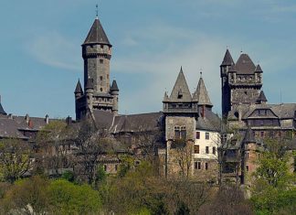 Замок Браунфельс: графский форпост на вершине скалы