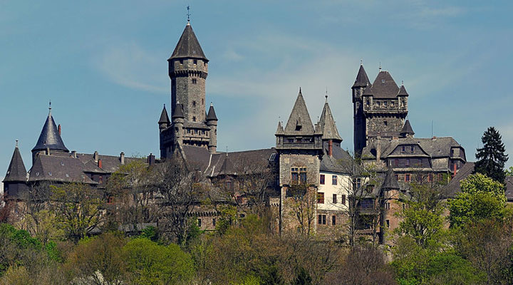 Замок Браунфельс: графский форпост на вершине скалы