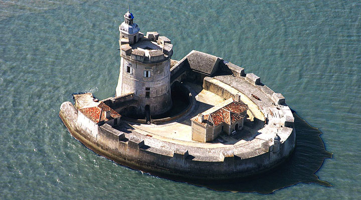 7 завораживающих и грозных фортов побережья Франции