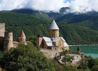 Крепость Ананури: древний и неприступный форпост Грузии