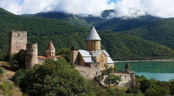 Крепость Ананури: древний и неприступный форпост Грузии