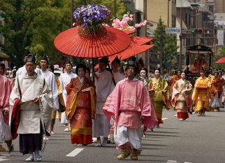 Аой-мацури: колоритный фестиваль Мальвы в Киото