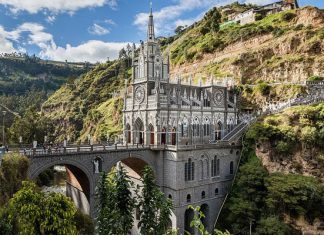 7 уникальных зданий, построенных в самых абсурдных и неподходящих для этого местах