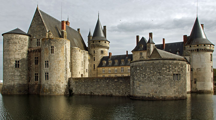 Замок Сюлли-сюр-Луар: шедевр дворцовой архитектуры в долине Луары