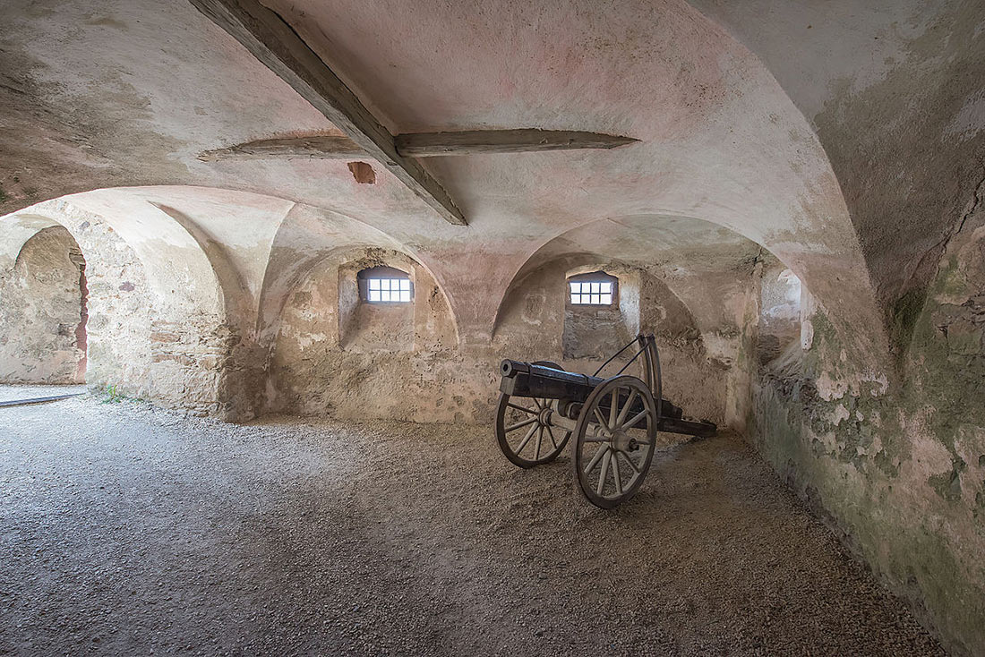 Пушка внутри помещения ворот №14 замка Хохостервиц