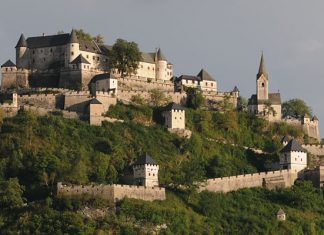 Замок Хохостервиц: непокоренная крепость на доломитовой скале