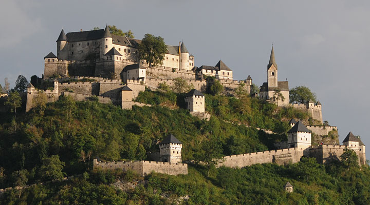 Замок Хохостервиц: непокоренная крепость на доломитовой скале