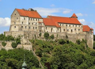 Бургхаузен: самый длинный замковый комплекс в Европе