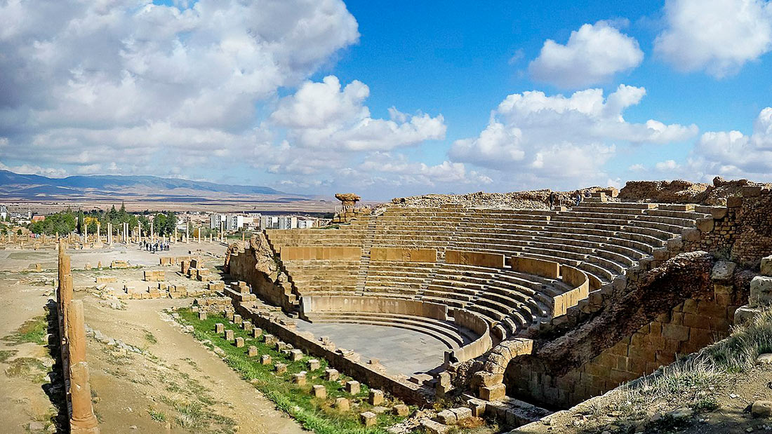 Амфитеатр в древнем городе Тимгад
