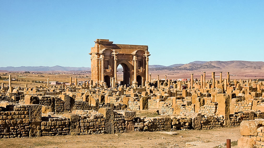Руины с аркой Траяна на заднем плане