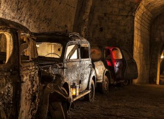 Тоннель Бурбонов: эта заброшенная подземная галерея под Неаполем забита винтажными машинами