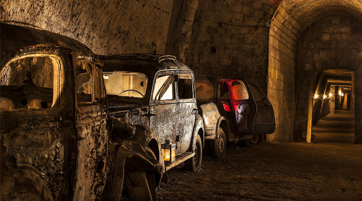 Тоннель Бурбонов: эта заброшенная подземная галерея под Неаполем забита винтажными машинами
