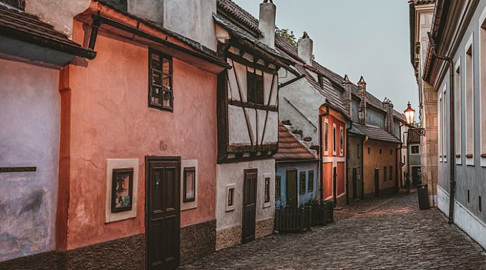 Злата улочка: легендарный, старинный и знаменитый символ Праги