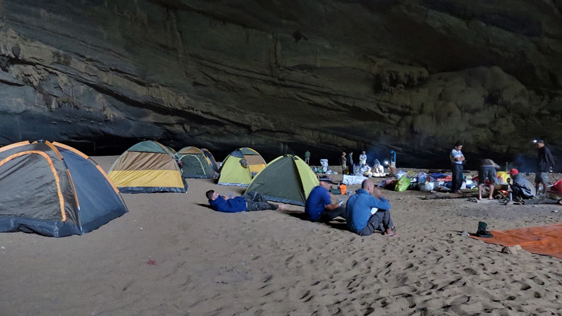 Палаточный лагерь в пещере Шондонг