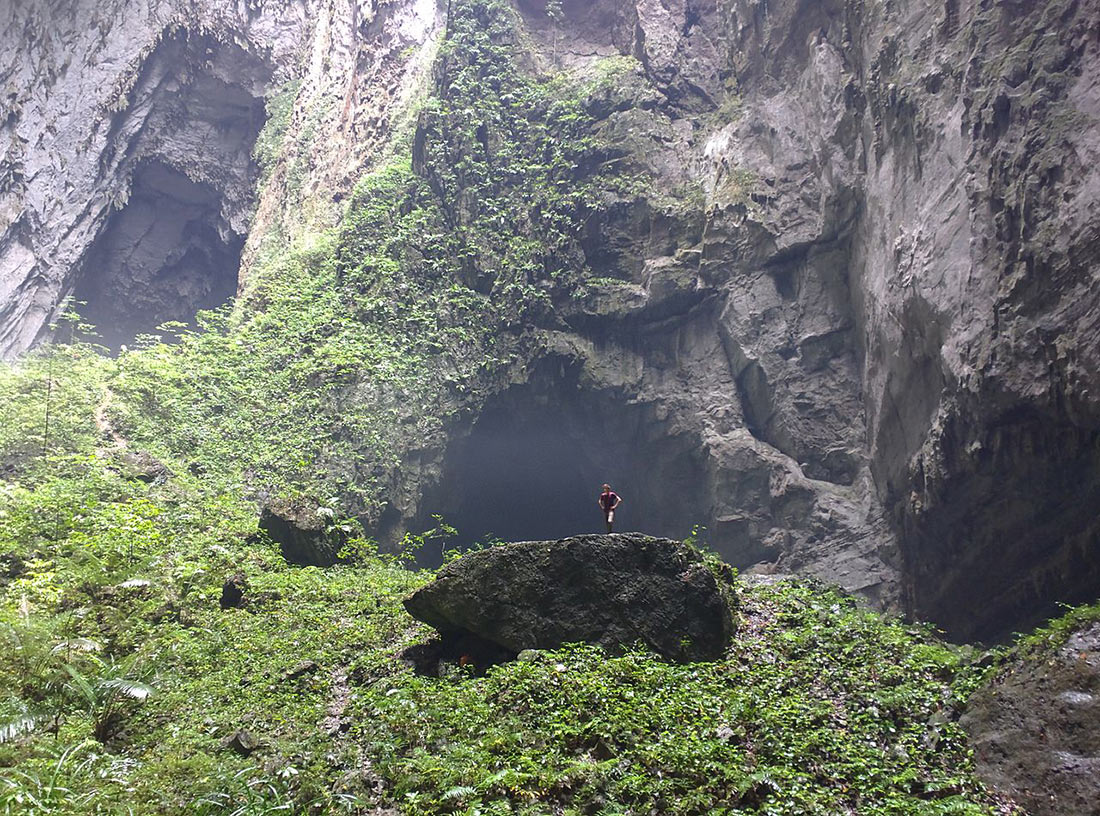 Один из двух провалов пещеры Шондонг