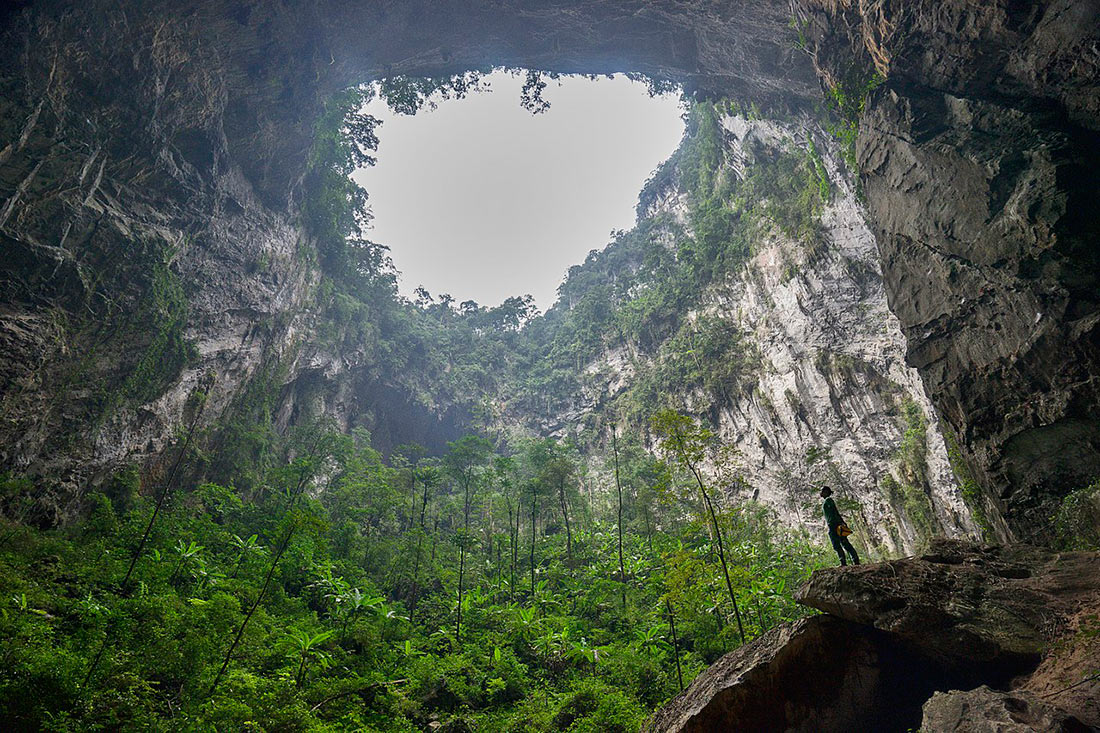 Массивный второй провал пещеры Шондонг