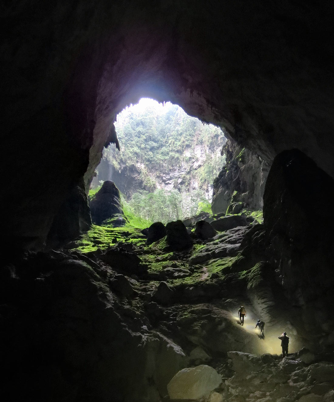 Массивный второй провал пещеры Шондонг