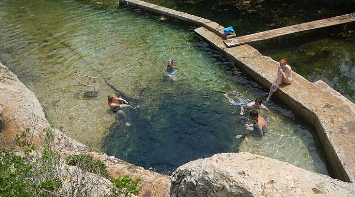 Колодец Иакова: иллюзия пустоты в карстовом источнике