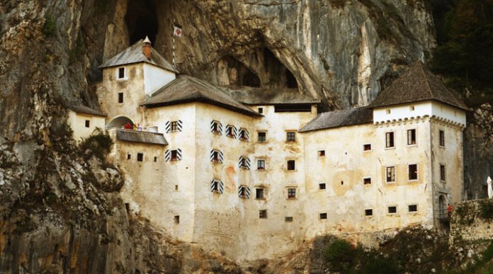 Предъямский замок: старинный, величественный и непокорный