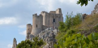 Калашио Рокка: внушительная крепость, превращенная в руины самой природой