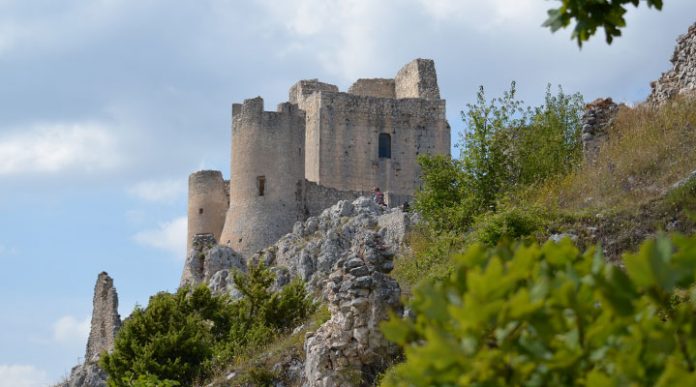 Калашио Рокка: внушительная крепость, превращенная в руины самой природой