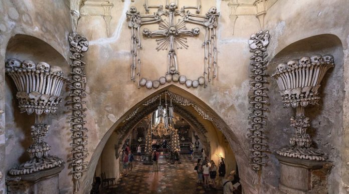 Костница в Седлеце: необычный интерьер, украшенный тысячами костей