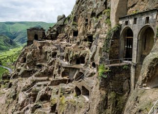 Пещерный монастырь Вардзиа: уникальный подземный комплекс, основанный в XII веке