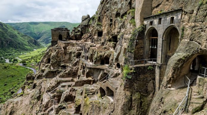 Пещерный монастырь Вардзиа: уникальный подземный комплекс, основанный в XII веке