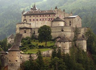 Замок Хоэнверфен: средневековая крепость, окруженная живописными Альпами