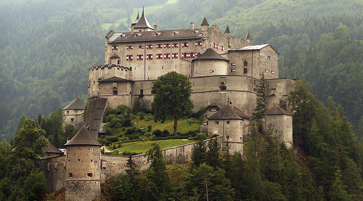 Замок Хоэнверфен: средневековая крепость, окруженная живописными Альпами