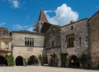 Бастида Монпазье: одна из самых красивых деревень Франции