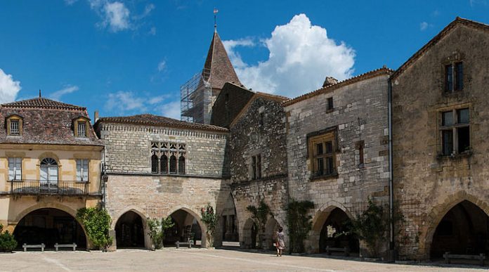 Бастида Монпазье: одна из самых красивых деревень Франции