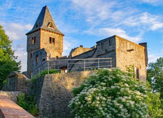 Замок Франкенштейн: один из самых легендарных и устрашающих древних замков