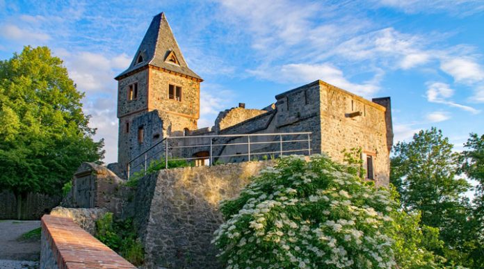 Замок Франкенштейн: один из самых легендарных и устрашающих древних замков