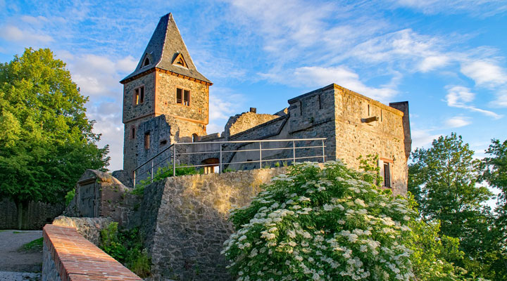 Замок Франкенштейн: один из самых легендарных и устрашающих древних замков