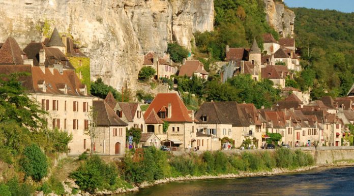 Ла Рок-Гажак: очаровательный средневековый городок, буквально вырубленный в отвесной скале