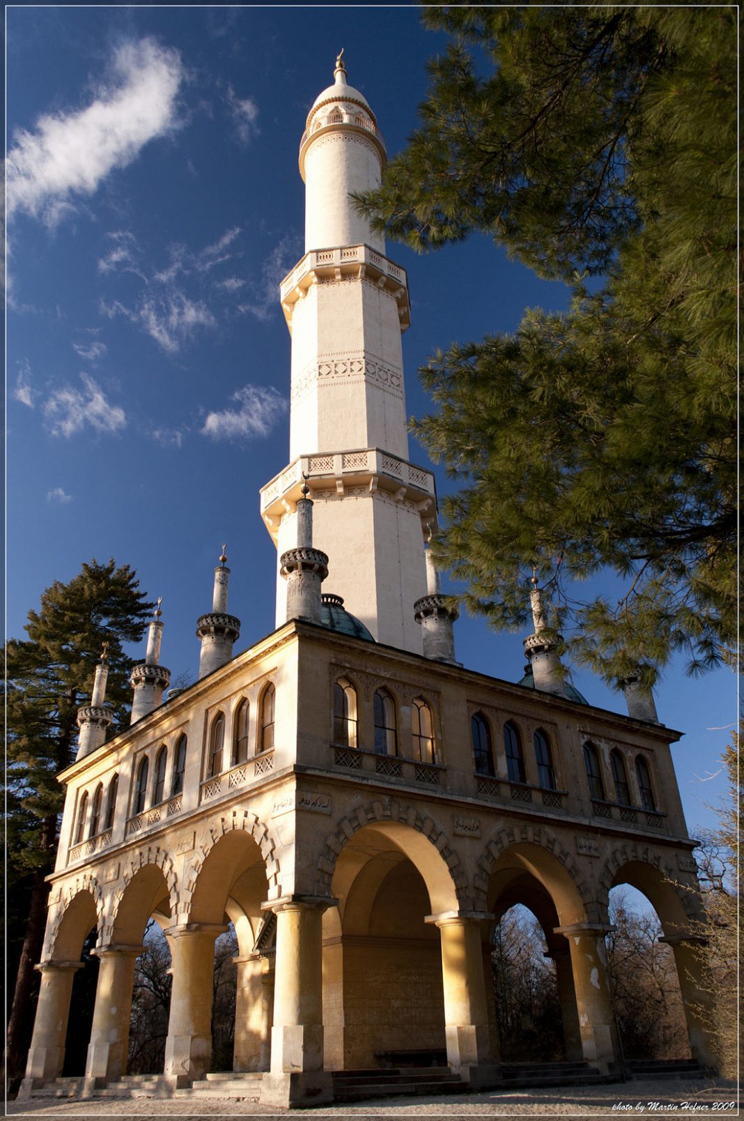 Готический замок Леднице: сказка, окруженная тремя европейскими ...