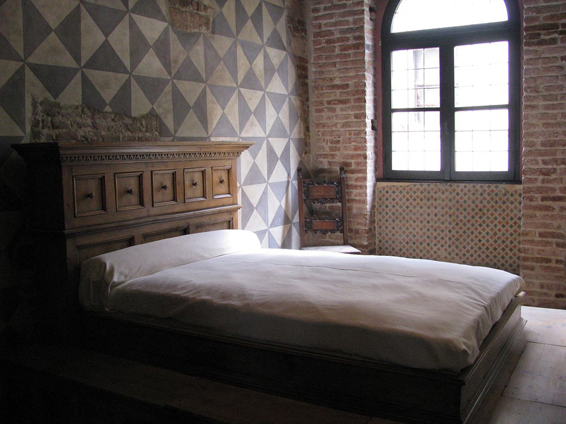 Кровать в доме Джульетты