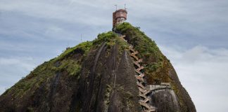 Эль-Пеньон-де-Гуатапе: гигантская скала-монолит, похожая на мяч для регби