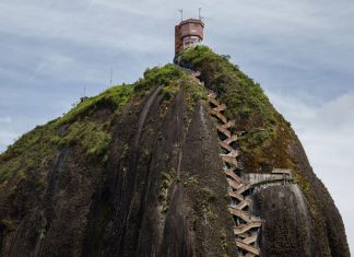 Эль-Пеньон-де-Гуатапе: гигантская скала-монолит, похожая на мяч для регби