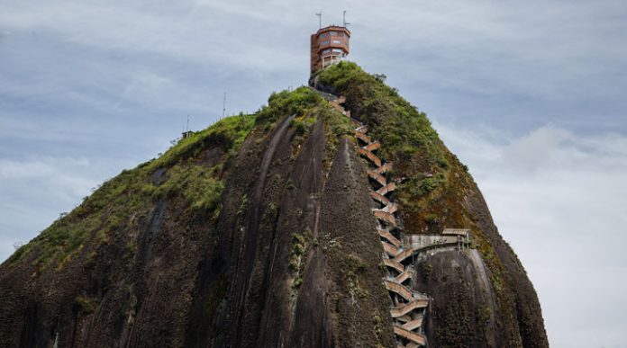 Эль-Пеньон-де-Гуатапе: гигантская скала-монолит, похожая на мяч для регби