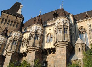 Замок Вайдахуняд: удивительное сооружение, построенное из дерева, фанеры и… папье-маше