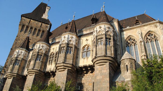 Замок Вайдахуняд: удивительное сооружение, построенное из дерева, фанеры и… папье-маше